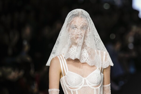MILAN FASHION PHOTOS Naomi Campbell stuns at Dolce Gabbana in